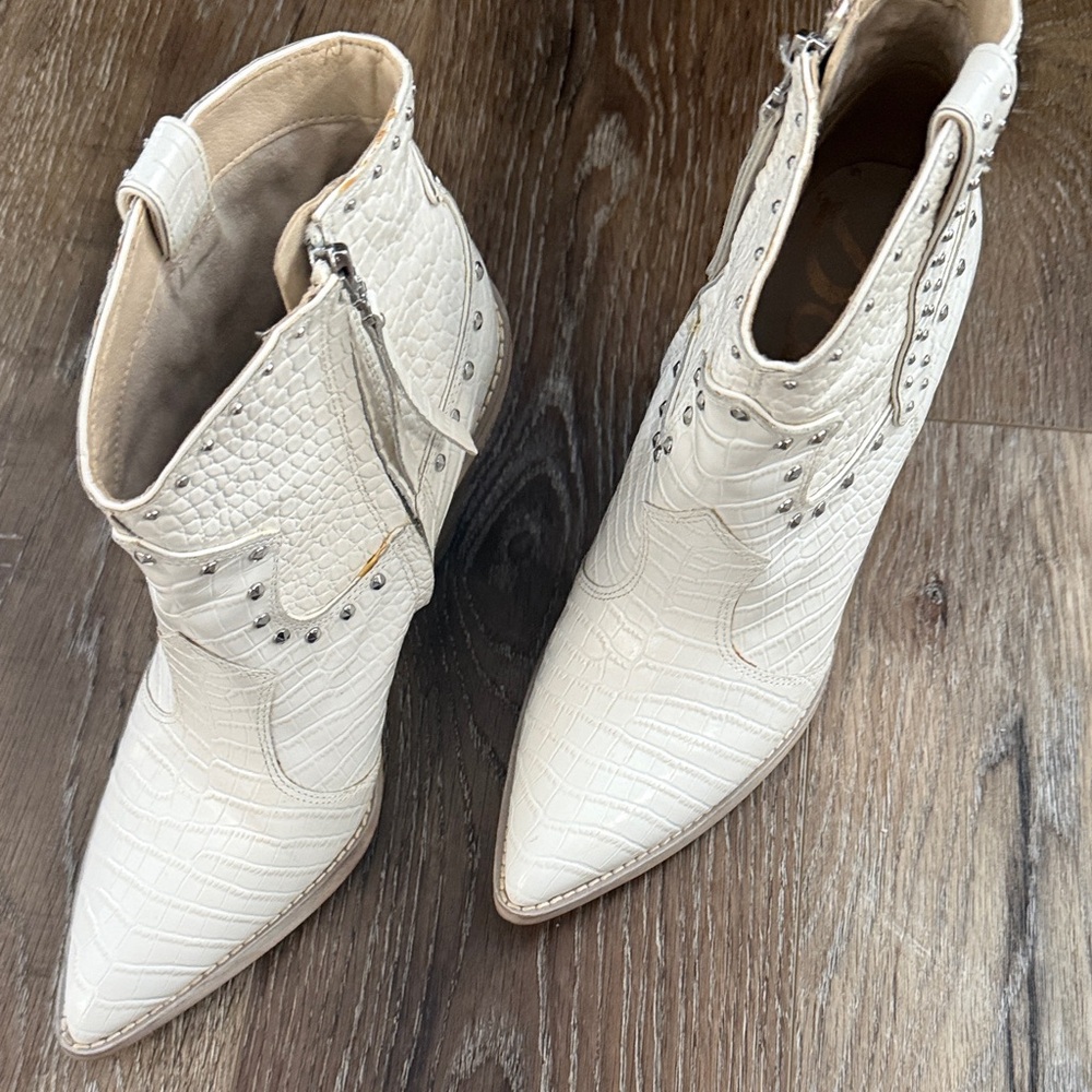 Sam Edelman, White Croc-Embossed Western Ankle Boots with Stud Details, 9.5 - Picture 7 of 11